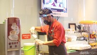 Sedangkan untuk aturan menjaga kebersihan atau higienitas seperti cuci tangan dan grooming (penampilan karyawan) sejak dulu memang sudah dilakukan sesuai standar dari Jerman dan Prancis. Hanya, selama pandemi COVID-19, dilakukan jaga jarak di dapur dan pengurangan jam kerja untuk karyawan. (Foto: Putu Intan/detikcom)