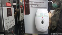 Beralih ke lift, terdapat hand sanitizer yang diletakkan dekat tombol lift. Kapasitasnya juga dibatasi hanya untuk empat orang dan dilengkapi dengan markah jaga jarak.  (Foto: Putu Intan/detikcom)