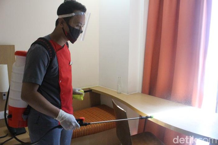 Foto: Proses Pembersihan Berlapis di Kamar Hotel Ibis Bandung Trans Studio