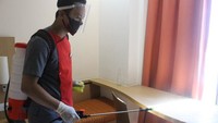 Hotel Ibis Bandung Trans Studio membersihkan kamar dalam beberapa tahapan yang berbeda dari kondisi normal. Proses pembersihan meliputi penyemprotan disinfektan dan pemasangan ozonizer di kamar yang telah digunakan tamu. (Foto: Putu Intan/detikcom)