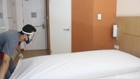 Setelah itu, kamar akan dibersihkan seperti biasa yakni penggantian seprei, selimut, dan lain-lain. Kamar akan didisinfektan untuk kedua kalinya lalu dicek kebersihannya oleh supervisor. (Foto: Putu Intan/detikcom)
