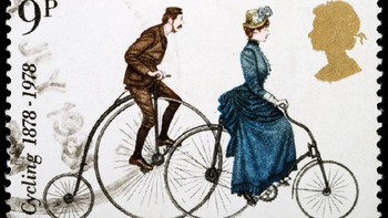 Inovasi terakhir dilakukan 1885 oleh orang Inggris, John Kemp Starley. Dia menggabung bentuk awal velocipede yang ukuran bannya sama dengan model pedal dan rantai. Hasilnya seperti sepeda yang dikendarai perempuan di gambar perangko ini (Getty Images/iStockphoto)