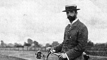 Dari situ lahirlah model pertama dari sepeda modern. Ukuran ban depan dan belakangnya sama, ada pedal dan rantai sepeda yang sudah dimulai pada awal abad ke-20 (Getty Images/iStockphoto)