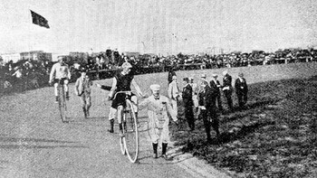 Sepeda dengan roda depan besar ini sangat populer tahun 1870-1880 sampai melahirkan kelab dan olahraga balap sepeda yang pertama. (Getty Images/iStockphoto)
