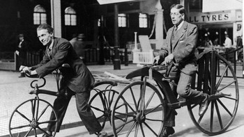 Dalam foto ini tampak velocipede versi upgrade dengan ditambah pedal hasil inovasi 3 orang Prancis, Pierre Lallement, Pierre Michaux dan Ernest Michaux pada tahun 1860-an. Namanya pun menjadi Bicycle yang artinya roda dua (Herz/Getty Images)