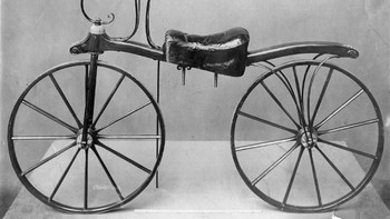 Velocipede sebagai sepeda generasi pertama wujudnya roda dua dari kayu dengan setir, tapi tanpa pedal. Cara mengendarainya langsung menggunakan kaki dengan diayun mendorong ke tanah. (Hulton Archive/Getty Images)