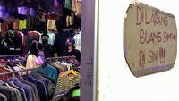 Tak hanya meniadakan aturan ganjil-genap di pasar, Gubernur DKI Jakarta Anies Baswedan juga mengumumkan bahwa jam operasional pasar juga akan dinormalkan seperti sediakala.