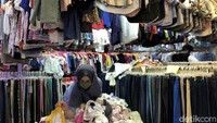 Meski aturan ganjil-genap di pasar kini ditiadakan, guna mengantisipasi penyebaran virus Corona, Anies menegaskan jumlah pengunjung pasar tak boleh melebihi 50 persen kapasitas pasar.