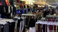 Usai aturan ganjil-genap ditiadakan, kawasan Pasar Senen tampak ramai dikunjungi warga.