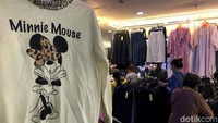 Sejumlah pedagang pun tampak kembali membuka kios mereka dan menjajakan beragam pakaian di pasar tersebut.
