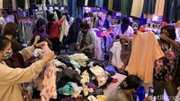 Sejumlah pengunjung tampak sedang melihat beragam pakaian yang dijajakan oleh para pedagang di Pasar Senen, Jakarta, Kamis (2/7/2020).