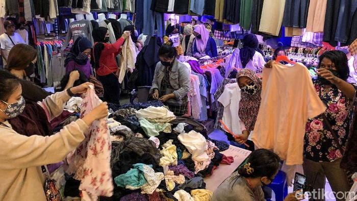 Kawasan Pasar Senen tampak ramai dikunjungi pengunjung usai aturan ganjil-genap di pasar ditiadakan. Kebijakan itu sebelumnya dikeluhkan oleh para pedagang.