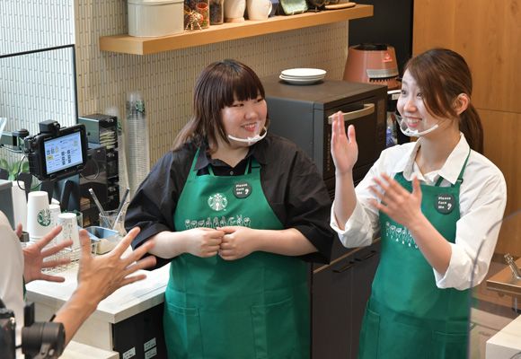 Gerai isyarat Starbucks pertama di Jepang