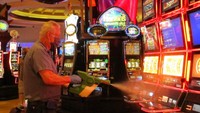 Penyemprotan disinfektan juga dilakukan agar Harrahs Casino steril dari virus Corona (COVID-19).