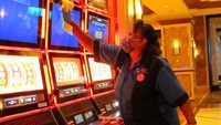 Jeorganna Barnes, seorang pekerja di Harrahs Casino membersihkan sejumlah mesin jelang beroperasi kembali pada Jumat 3 Juli 2020 mendatang.