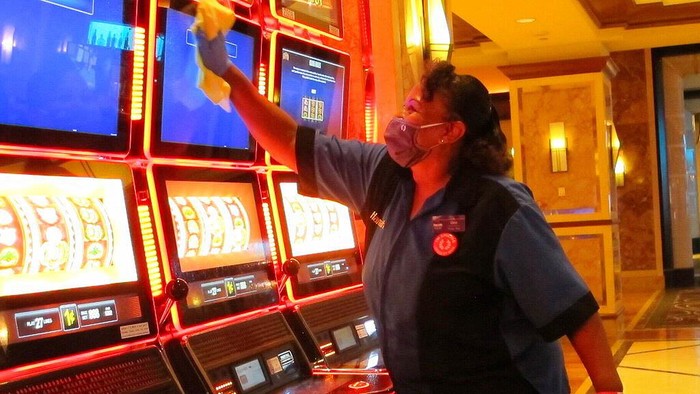 Harrah's Casino di Atlantic City, Amerika Serikat bersiap untuk buka kembali. Penyemprotan disinfektan dilakukan untuk mencegah penyebaran COVID-19.