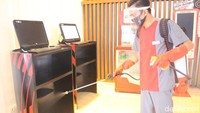 Selain itu, di kawasan lobby, restoran atau area publik, dan jalanan di sekitar hotel juga disemprot disinfektan. Tujuannya untuk menjaga area-area tersebut tetap bersih. (Foto: Putu Intan/detikcom)