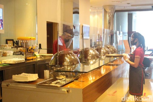 Saat ini tidak ada layanan buffet untuk tamu. Semua tamu harus memesan makanan melalui karyawan hotel. (Foto: Putu Intan/detikcom) Saat ini tidak ada layanan buffet untuk tamu. Semua tamu harus memesan makanan melalui karyawan hotel. (Foto: Putu Intan/detikcom)