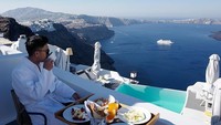 Sunday vibe ☕️, tulis Indra. Ia menikmati kopi dan menu sarapan lain dengan pemandangan Santorini yang menakjubkan. Foto: Instagram indpriw