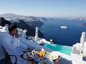 Indra Priawan Saat Menikmati Kopi di Santorini hingga Rwanda