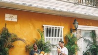 Slurpp! Sedang jalan-jalan di Kolombia, Indra mampir segarkan dahaga dengan minum air kelapa. Dijualnya masih dengan batok lho! Foto: Instagram indpriw