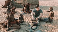 Tak kalah seru, di Angola Indra berinteraksi dengan warga lokal. Ia terlihat duduk di hadapan perapian untuk memasak. Foto: Instagram indpriw