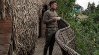Kali ini Indra menikmati kopi di penginapannya yang unik. Bagian dari keluarga pemilik perusaahaan Blue Bird ini sedang menjelajah Rwanda. Foto: Instagram indpriw