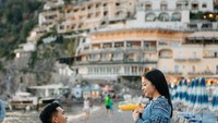 Kabar pertunangan Indra dan Nikita Willy dikonfirmasi keduanya. Mereka bahagia bisa membawa hubungan ke arah yang lebih serius. Nampak Nikita diberi cincin cantik sebagai tanda pengikat. Foto: Instagram indpriw