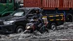 Jalan Yos Sudarso Jakut Tergenang Imbas Diguyur Hujan