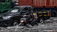 Jalan yang menuju ke arah Pelabuhan Tanjung Priok itu tergenang usai wilayah Jakarta diguyur hujan pada siang tadi.
