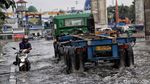Jalan Yos Sudarso Jakut Tergenang Imbas Diguyur Hujan