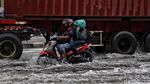 Jalan Yos Sudarso Jakut Tergenang Imbas Diguyur Hujan