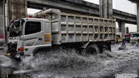 Namun, tak sedikit pula kendaraan yang mogok karena nekat menerobos jalan yang tergenang tersebut.