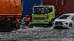 Jalan Yos Sudarso Jakut Tergenang Imbas Diguyur Hujan