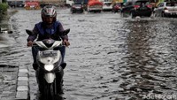 Namun, tak sedikit pula kendaraan yang mogok karena nekat menerobos jalan yang tergenang tersebut.