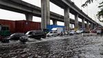 Jalan Yos Sudarso Jakut Tergenang Imbas Diguyur Hujan