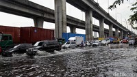 Antrean kendaraan pun terlihat karena sejumlah kendaraan harus memelankan kecepatan saat akan melintasi jalan yang tergenang tersebut.