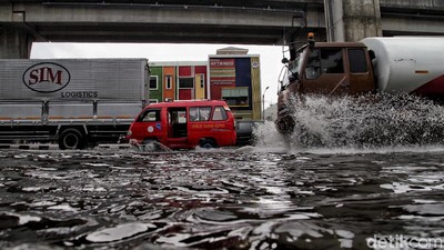 Jalan Yos Sudarso Jakut Tergenang Imbas Diguyur Hujan