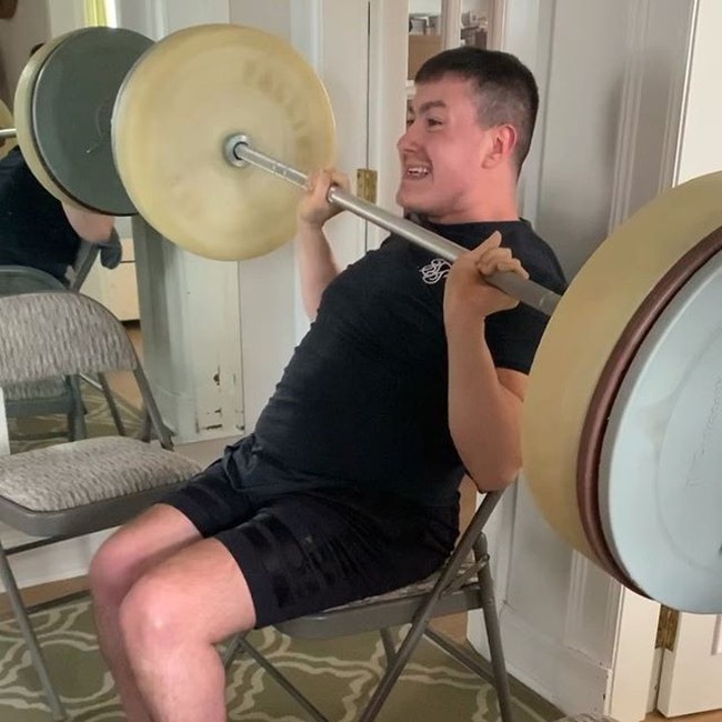 Jay tahu bahwa berolahraga sama pentingnya dengan menjaga kesehatan mental dan juga fisik. Saat berolahraga, fokus Jay tidak selalu untuk mengangkat beban berat. Terkadang dia juga menggunakan rowing machine, olahraga simulasi mendayung, selama 20 menit untuk melatih banyak otot tubuh. Foto: Instagram @jaymoir_