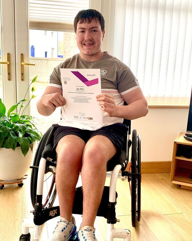 Pria 20 tahun bernama Jay Moir dari Aberdeen ini membuktikan bahwa keterbatasan bukanlah sebuah halangan untuk melakukan aktivitas. Walau menderita celebral palsy atau lumpuh otak dan harus duduk di kursi roda, namun dirinya berhasil menjadi influencer kebugaran tubuh dan instruktur gym. Foto: Instagram @jaymoir_