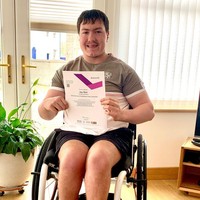 Pria 20 tahun bernama Jay Moir dari Aberdeen ini membuktikan bahwa keterbatasan bukanlah sebuah halangan untuk melakukan aktivitas. Walau menderita celebral palsy atau lumpuh otak dan harus duduk di kursi roda, namun dirinya berhasil menjadi influencer kebugaran tubuh dan instruktur gym. Foto: Instagram @jaymoir_