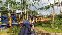 Jembatan ini pun ngehits di Magelang. Banyak wisatawan yang berdatangan sekadar untuk melihat dan foto-foto maupun selfie. (Eko Susanto/detikcom)