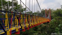 Keberadaan jembatan ini sangat penting bagi warga kedua desa tersebut karena mempersingkat jarak tempuh. Jembatan ini melintang di atas Sungai Senowo. (Eko Susanto/detikcom)