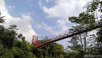 Jika mujur, dari atas jembatan traveler bisa melihat keindahan Gunung Merapi dari kejauhan. (Eko Susanto/detikcom)
