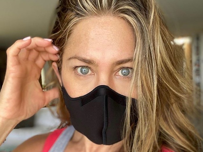 Jennifer Aniston Jennifer Aniston posting foto pakai masker di Instagram.