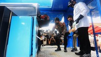 Idham Azis dan Bambang Soesatyo melakukan pemusnahan secara simbolis barang haram tersebut.