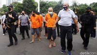 Para tersangka dihadirkan dalam pemusnahan barang bukti.