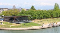 Kalau ini, kedai Starbucks di Kansui Park, Toyama, Jepang. Kalau kedainya seperti ini, rasanya makin betah ngopi! (Getty Images/TkKurikawa)