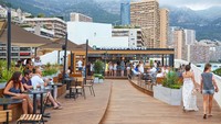 Kalau ini, kedai Starbucks di Monte Carlo yang sepertiga penduduknya adalah Miliuner. Pemandangannya bikin betah ya? (Getty Images/AndreaAstes)