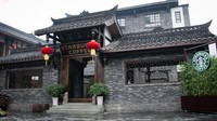 Ini kedai Starbucks di Chengdu, China. Bangunannya mirip di film-film Shaolin ya?  (Getty Images/pengpeng)